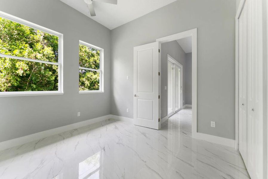 Spacious, unfurnished interior of a new home in , Port St. Lucie (Image 6).