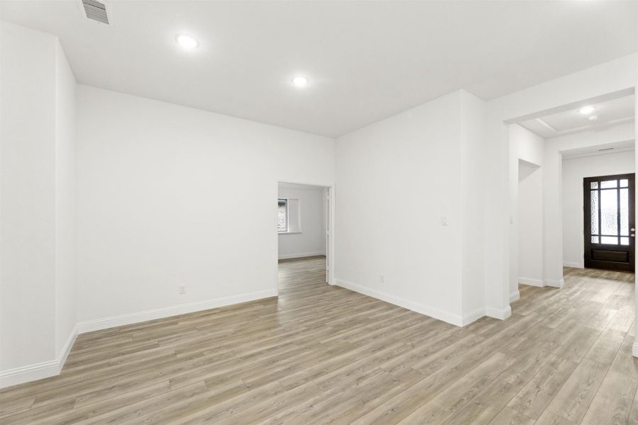 Spacious, unfurnished interior of a new home in Creekview Meadows, Pilot Point (Image 19).