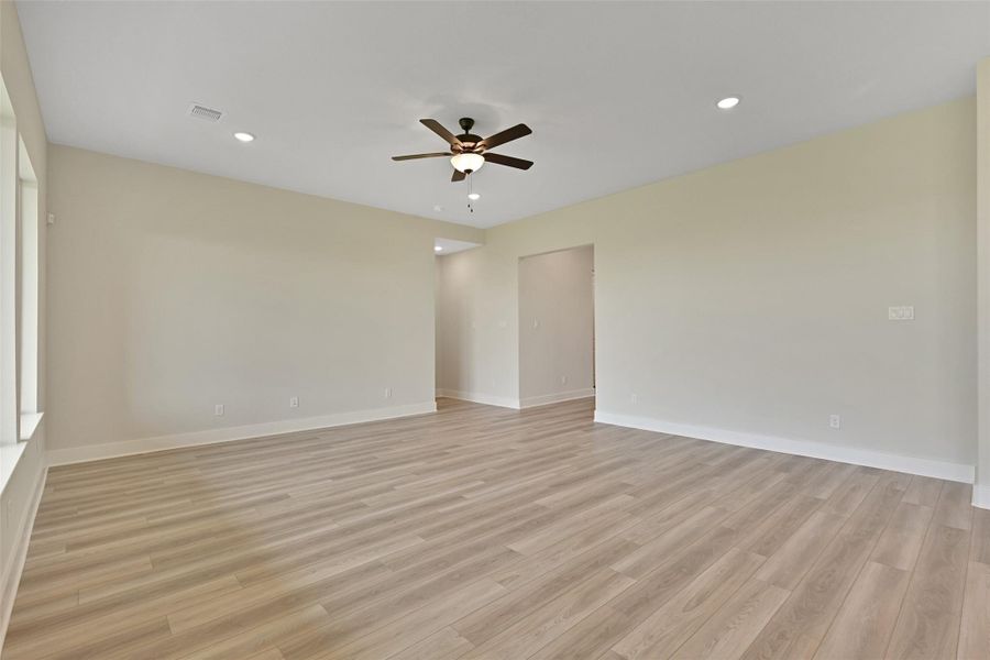 Spacious, unfurnished interior of a new home in Lago Mar, Texas City (Image 28).