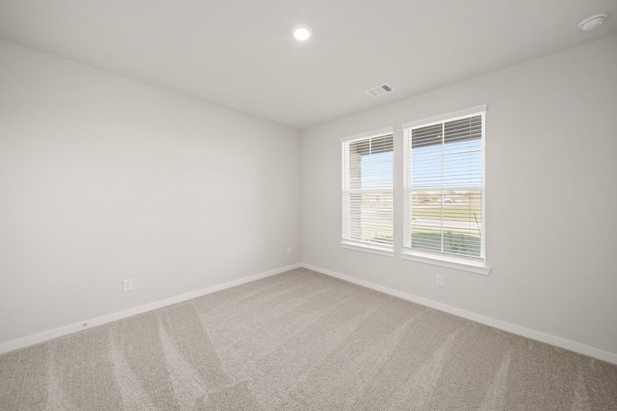 Spacious, unfurnished interior of a new home in Country Creek, Mont Belvieu (Image 17).