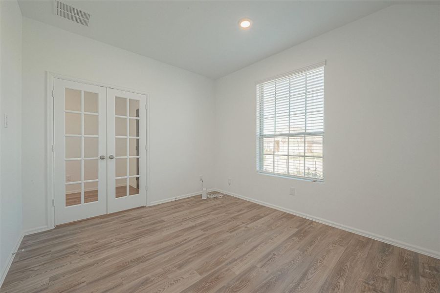 Spacious, unfurnished interior of a new home in Sendero: Wildflower II Collection, Rosenberg (Image 10).
