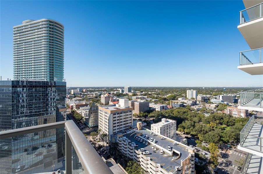 Condo located in St. Petersburg, FL showcasing its design and architecture (Image 25).