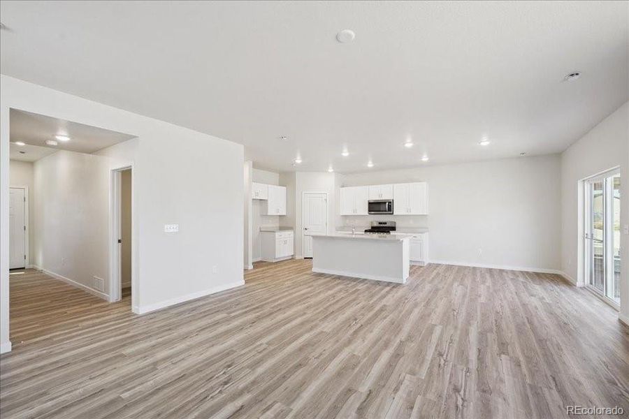 Spacious, unfurnished interior of a new home in Coyote Creek, Fort Lupton (Image 9).