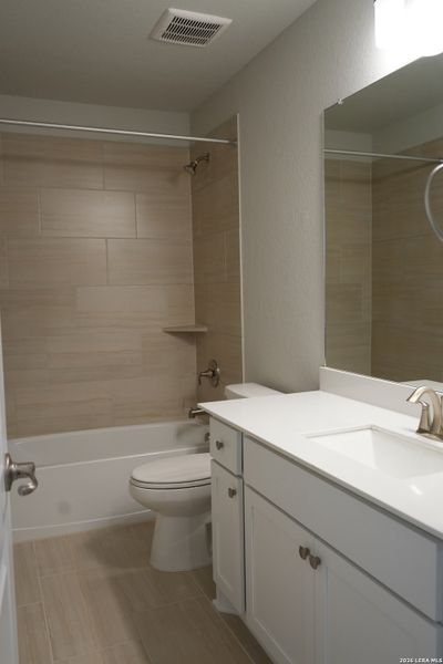 Furnished interior view inside a new home in Buffalo Crossing, Cibolo (Image 6).
