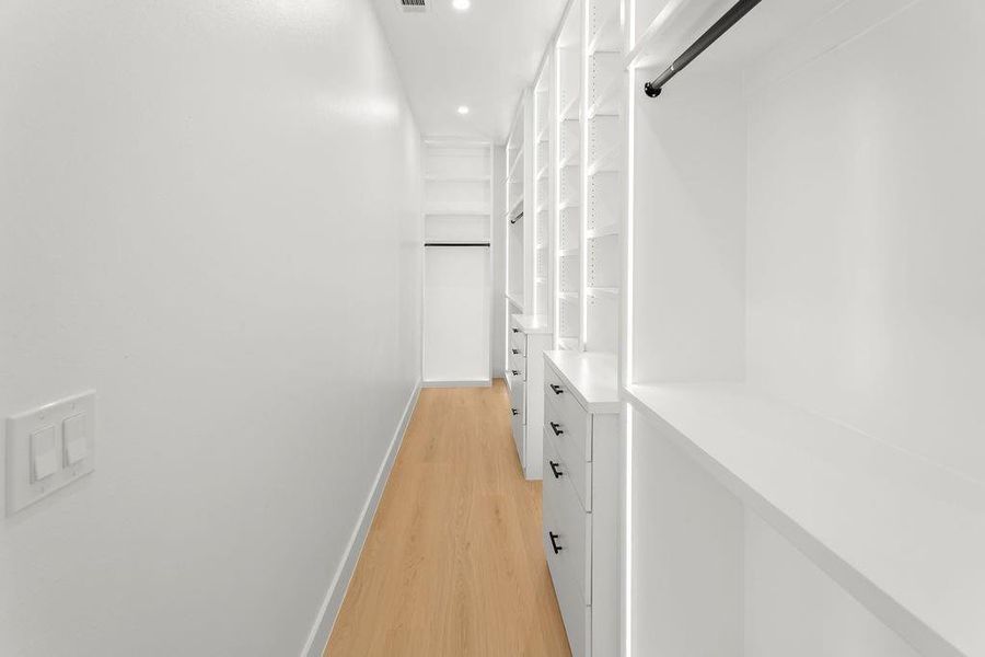 Spacious, unfurnished interior of a new home in , Dallas (Image 20).