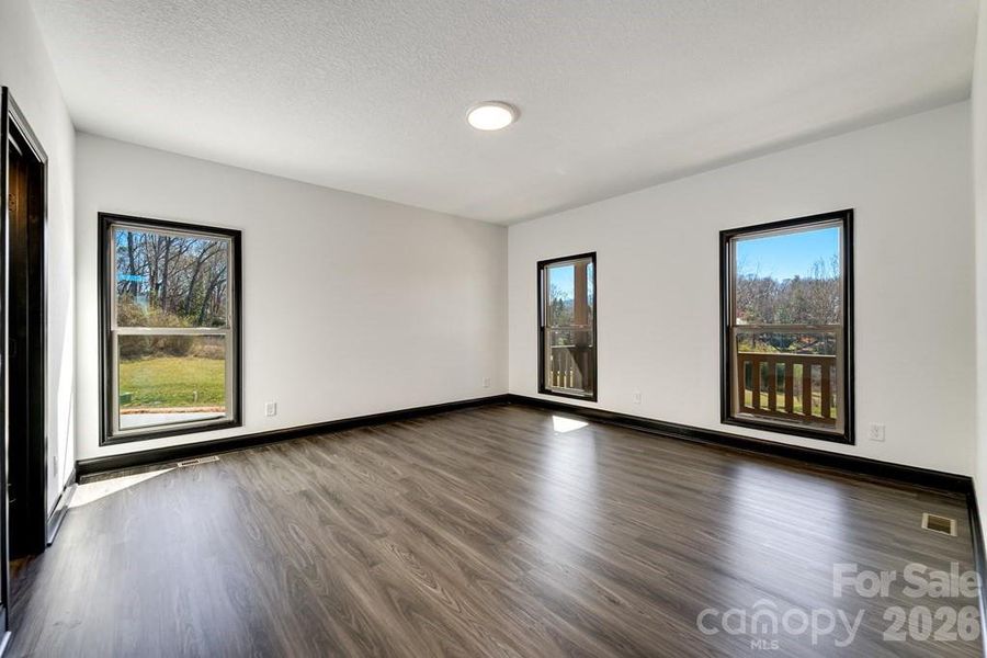 Spacious, unfurnished interior of a new home in , Franklin (Image 19).