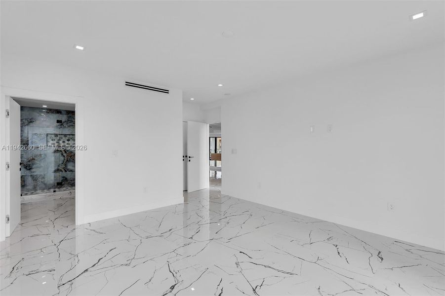 Spacious, unfurnished interior of a new home in , Key Largo (Image 55).