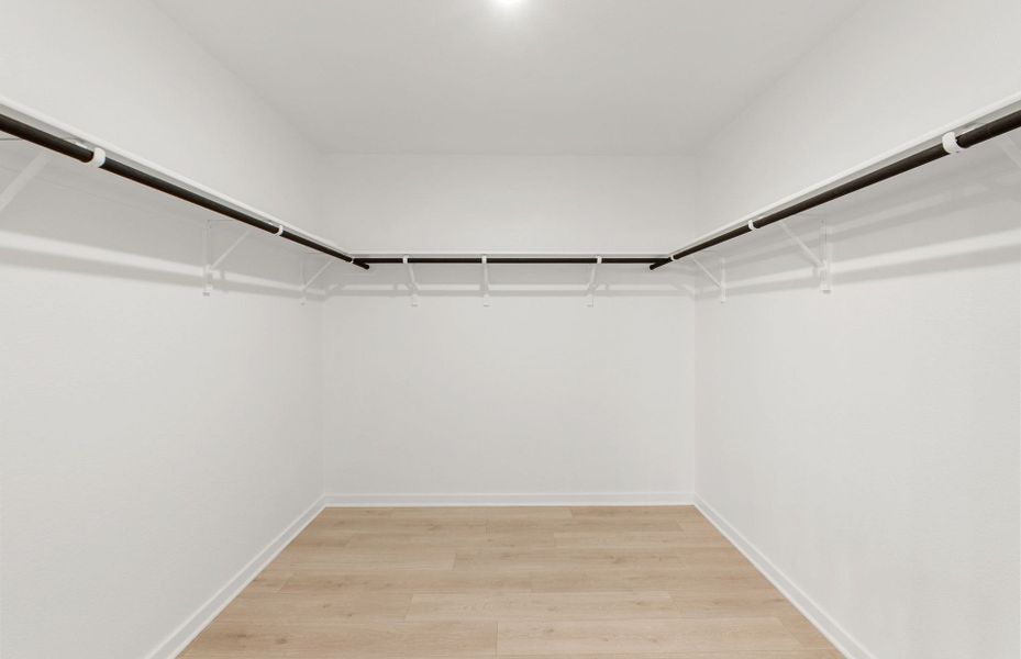 Spacious, unfurnished interior of a new home in Sunfield, Buda (Image 27).