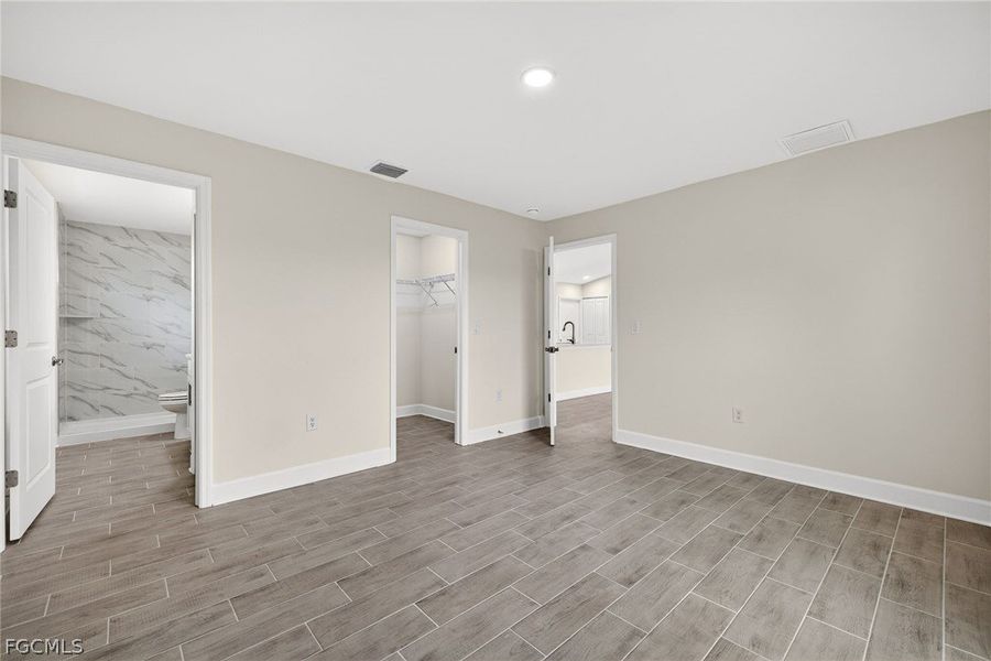 Spacious, unfurnished interior of a new home in Cape Coral, Cape Coral (Image 19).