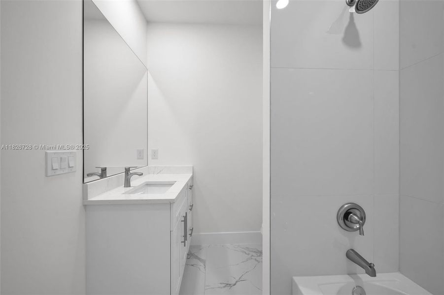 Spacious, unfurnished interior of a new home in , Lehigh Acres (Image 7).