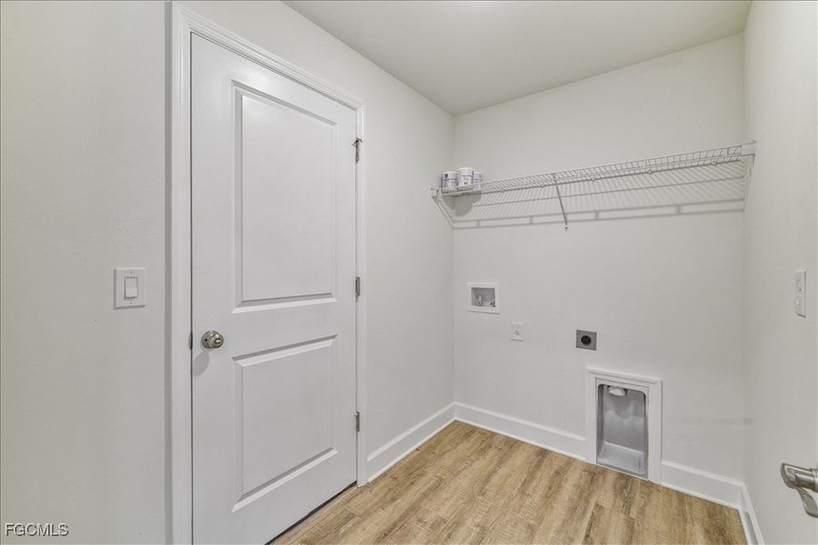 Spacious, unfurnished interior of a new home in Cape Coral, Cape Coral (Image 32).