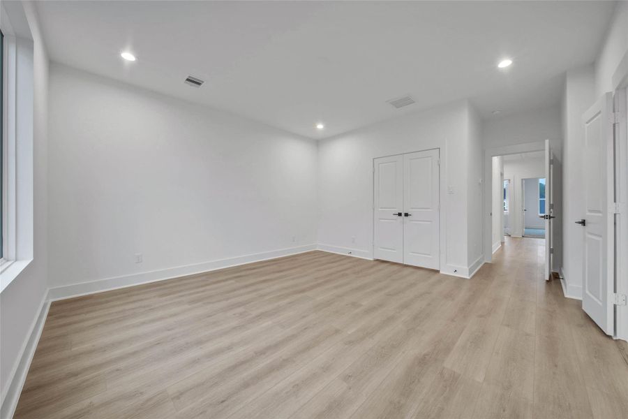 Spacious, unfurnished interior of a new home in , Houston (Image 30).