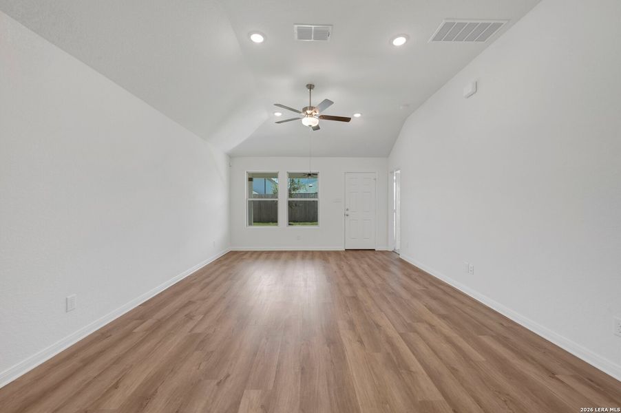 Spacious, unfurnished interior of a new home in Park Place, New Braunfels (Image 26).