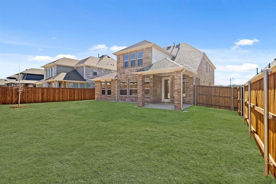 Exterior details and patio area of a home in Lyons Crest Estates, Garland (Image 3).