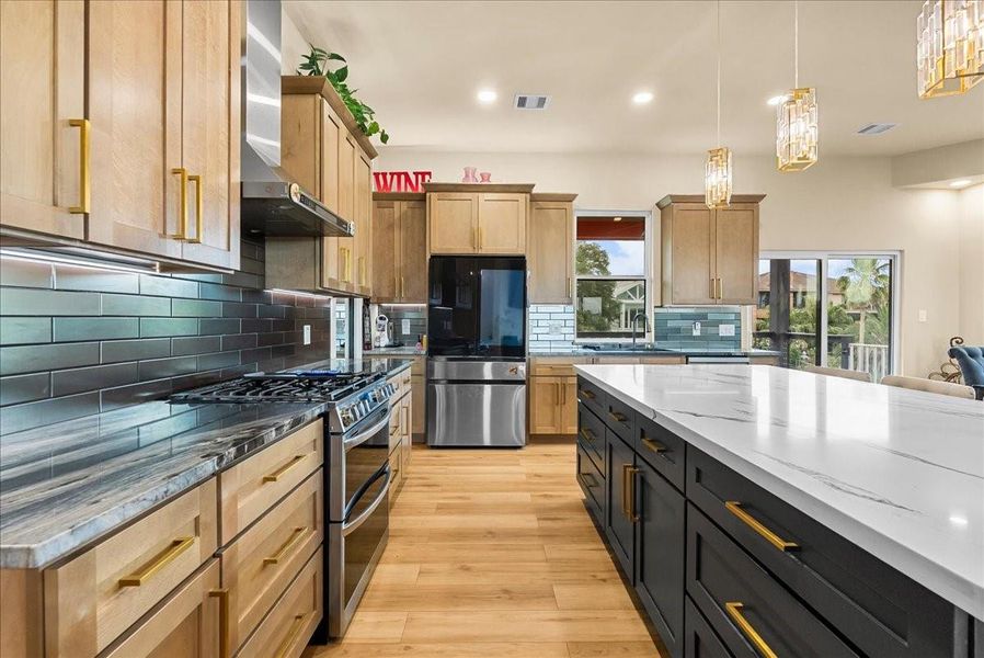 Furnished interior view inside a new home in , Kemah (Image 8).