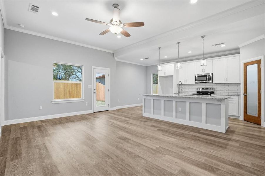 Spacious, unfurnished interior of a new home in , Granbury (Image 34).