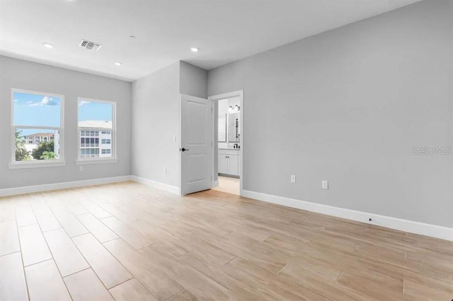 Spacious, unfurnished interior of a new home in Seahaven, Punta Gorda (Image 18).