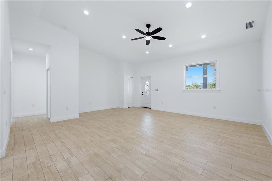 Spacious, unfurnished interior of a new home in , Placida (Image 16).