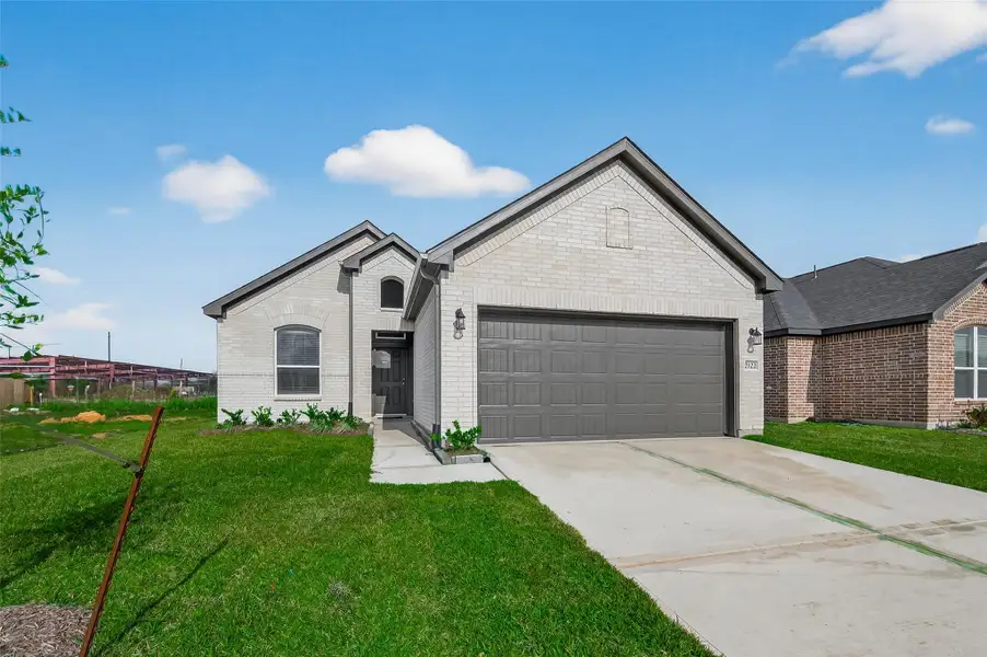 Front exterior of a new home in Rollingbrook Estates, Baytown, TX, highlighting curb appeal (Image 27).