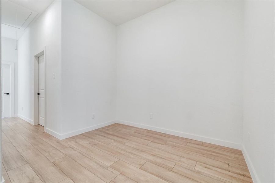 Spacious, unfurnished interior of a new home in , Dallas (Image 10).