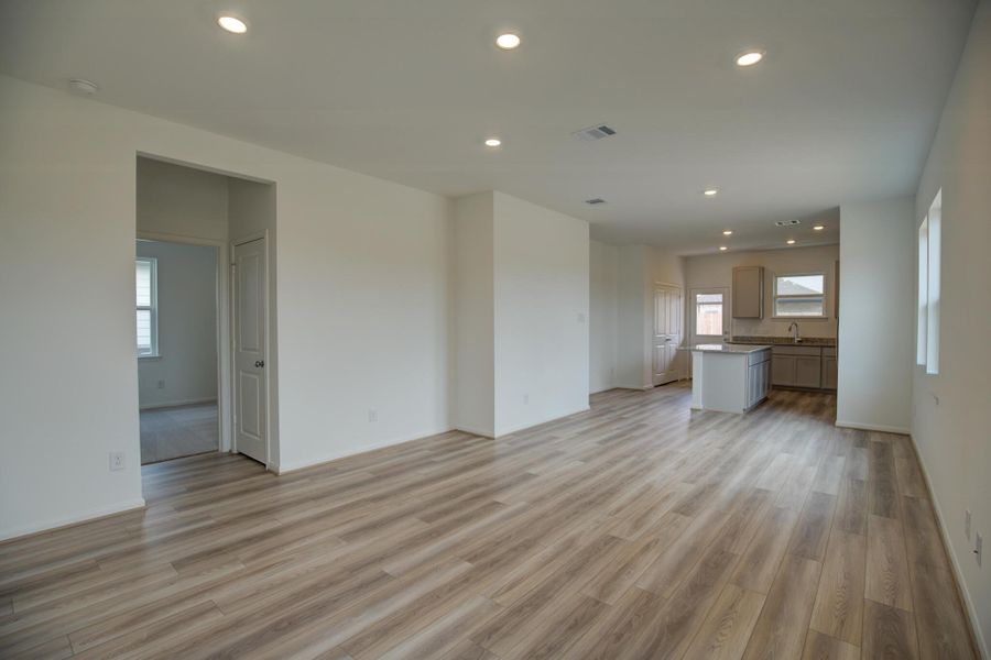 Spacious, unfurnished interior of a new home in Mason Woods, Cypress (Image 14).
