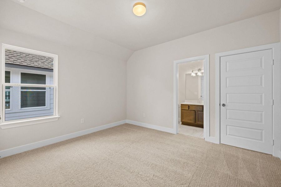 Spacious, unfurnished interior of a new home in Parmer Ranch, Georgetown (Image 23).