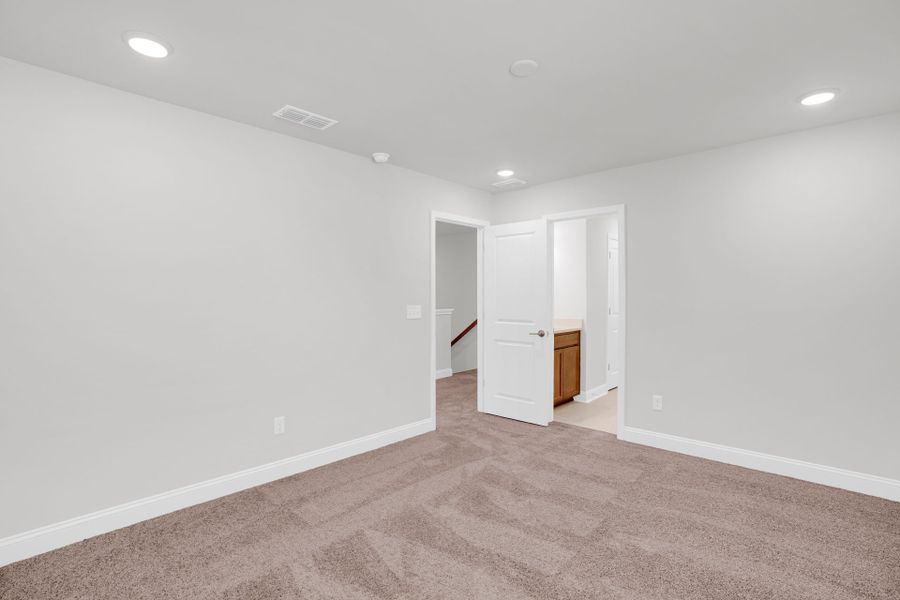 Spacious, unfurnished interior of a new home in Oakleaf Chase, Blythewood (Image 32).