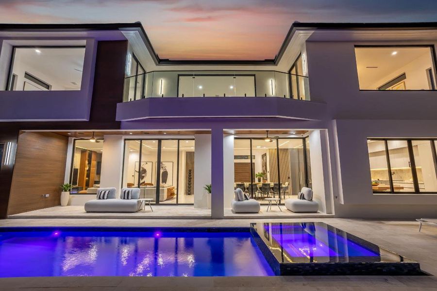 Resort Style Pool & Jacuzzi