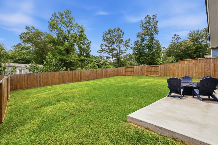 Exterior details and patio area of a home in Arrowhead Lakes, Willis (Image 22).
