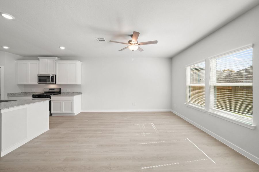 Spacious, unfurnished interior of a new home in Lexington Heights, Willis (Image 14).
