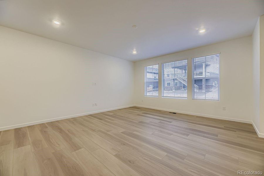 Spacious, unfurnished interior of a new home in Ken-Caryl Ranch, Littleton (Image 12).