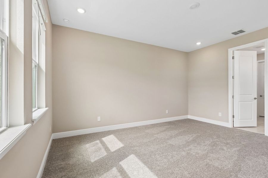 Spacious, unfurnished interior of a new home in Legends Preserve - Signature Series, Daytona Beach (Image 13).