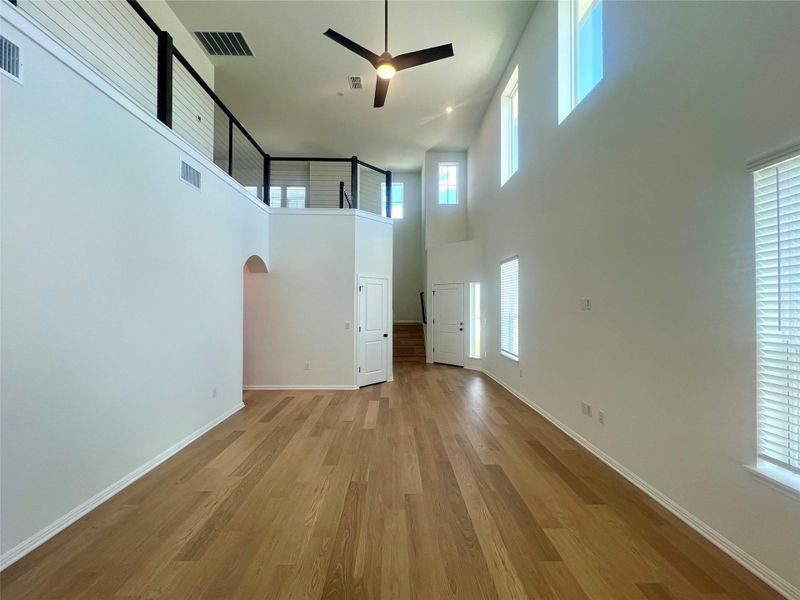 Spacious, unfurnished interior of a new home in Porter Country, Buda (Image 11).