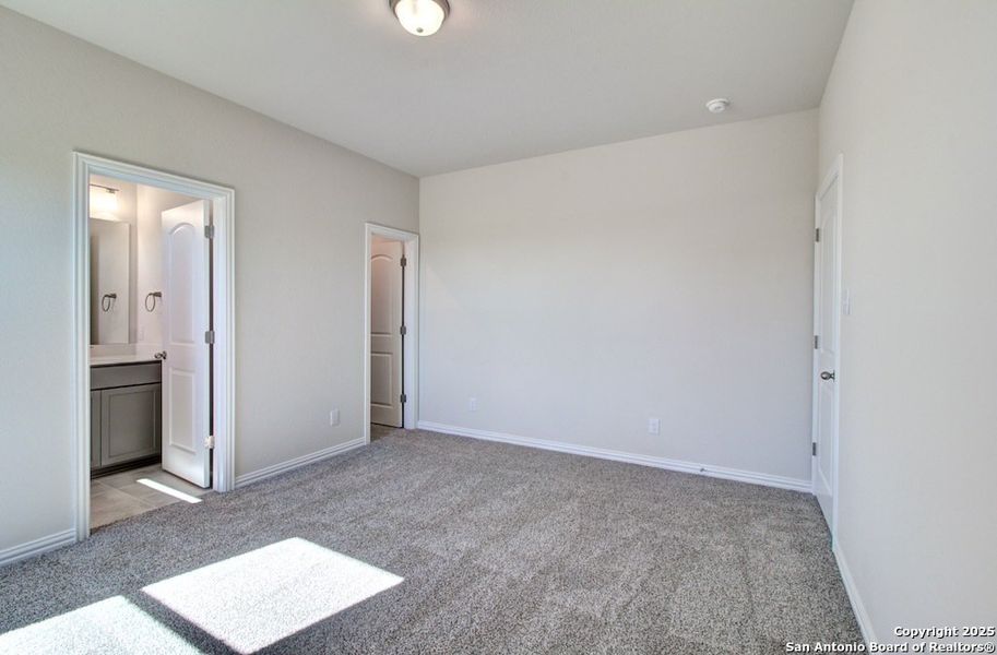 Spacious, unfurnished interior of a new home in Sunflower Ridge, New Braunfels (Image 15).