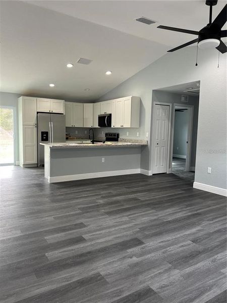 Spacious, unfurnished interior of a new home in , Belleview (Image 8).