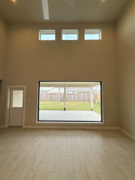 Spacious, unfurnished interior of a new home in Huntington Place, Rosharon (Image 4).