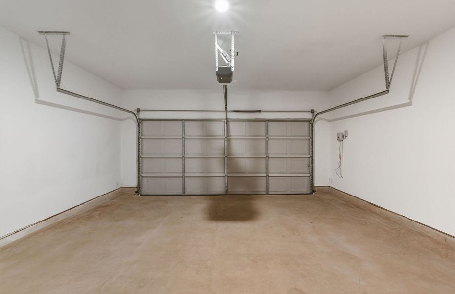 Spacious, unfurnished interior of a new home in Sunfield, Buda (Image 17).