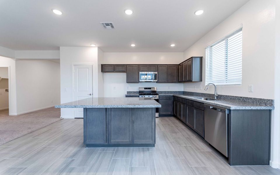 Furnished interior view inside a new home in Rancho Mirage, Maricopa (Image 7).