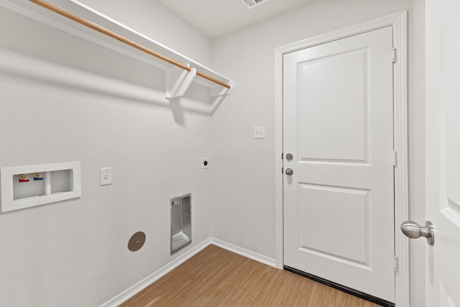 Spacious, unfurnished interior of a new home in , Navasota (Image 8).