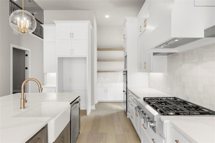 13. 4512 Meander - Kitchen (3)