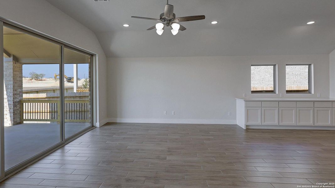 Spacious, unfurnished interior of a new home in Ladera 50', San Antonio (Image 28). Spacious, unfurnished interior of a new home in Ladera 50', San Antonio (Image 28).