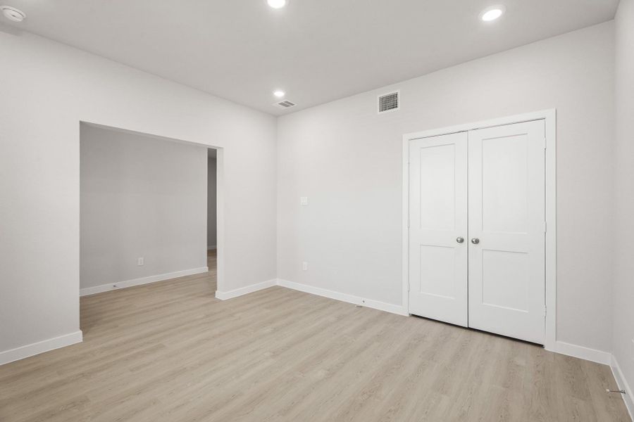 Spacious, unfurnished interior of a new home in Lago Mar, Texas City (Image 20).