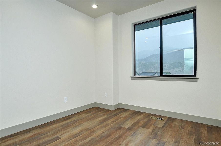 Spacious, unfurnished interior of a new home in , Salida (Image 16).