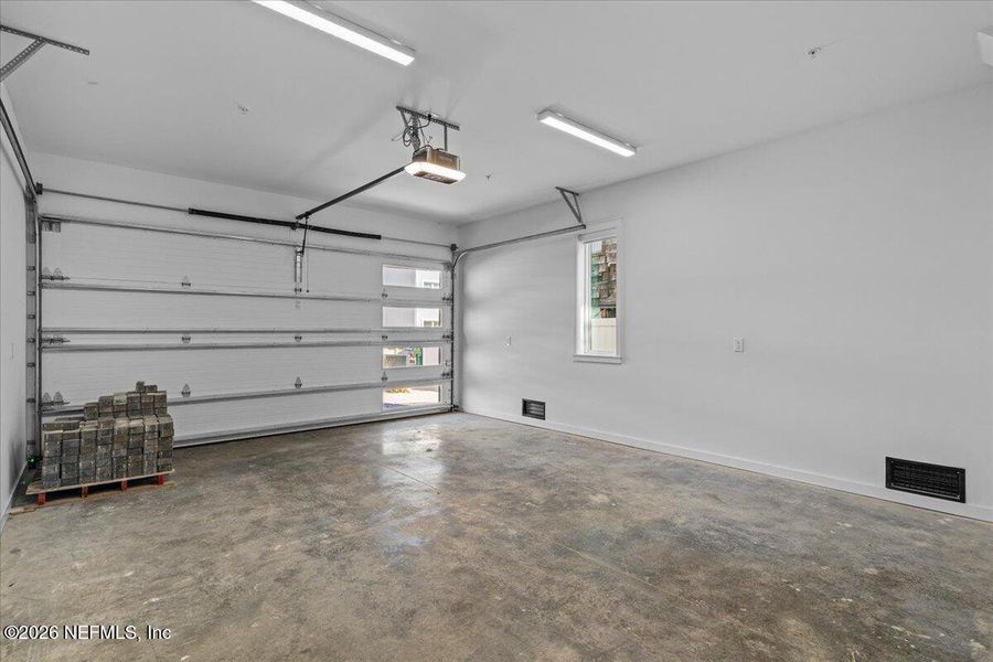 Spacious, unfurnished interior of a new home in , Jacksonville Beach (Image 26).