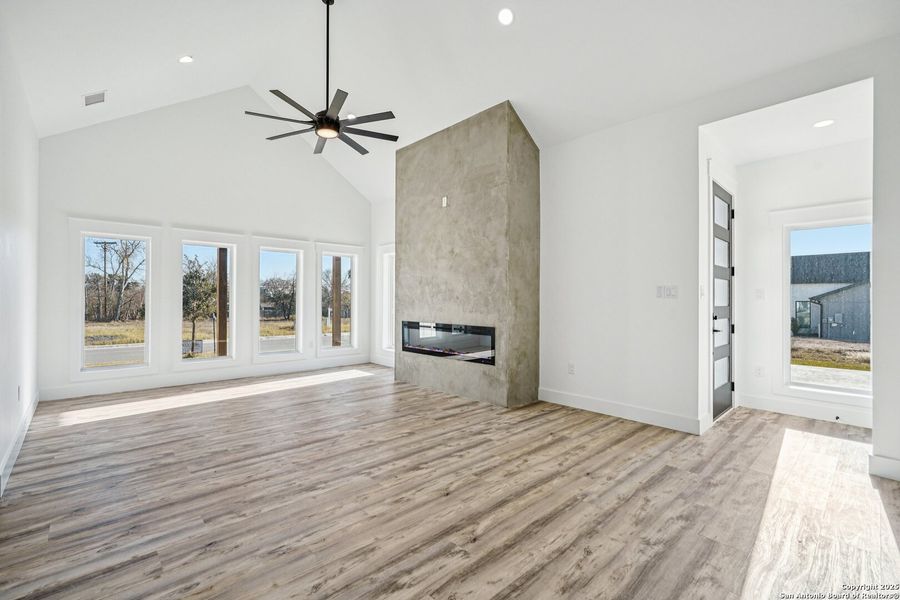 Spacious, unfurnished interior of a new home in , Kerrville (Image 24).