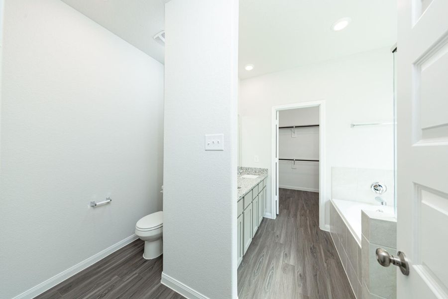 Spacious, unfurnished interior of a new home in River's Edge, Conroe (Image 15).