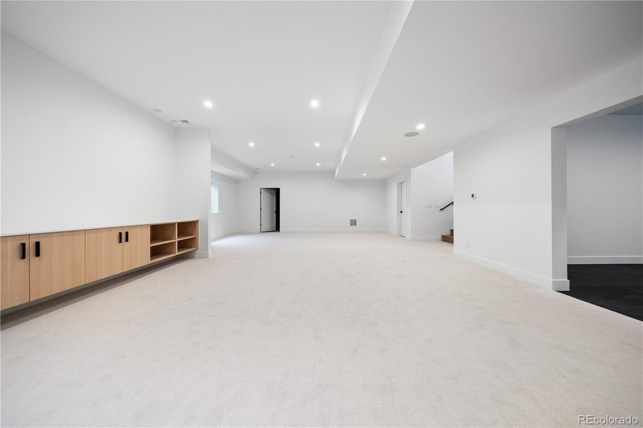 Spacious, unfurnished interior of a new home in , Golden (Image 30).