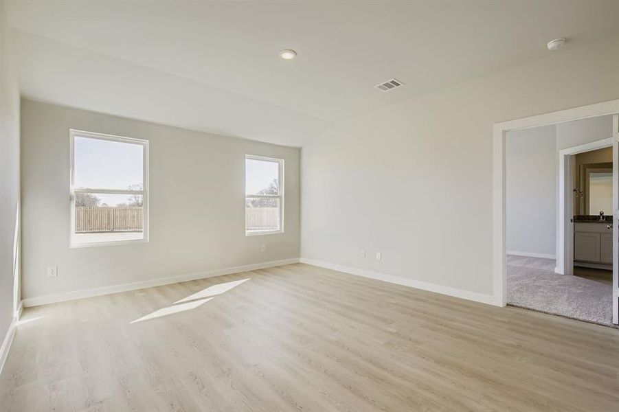 Spacious, unfurnished interior of a new home in Middlefield Village, Dallas (Image 22).