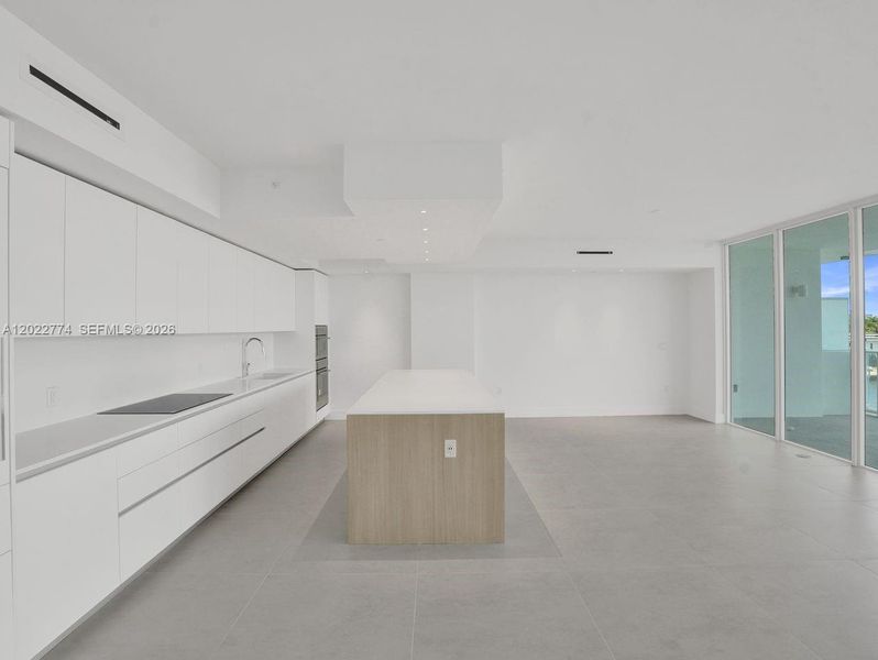 Spacious, unfurnished interior of a new home in , Pompano Beach (Image 18).