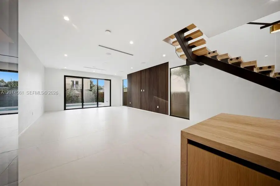 Spacious, unfurnished interior of a new home in , Fort Lauderdale (Image 24).
